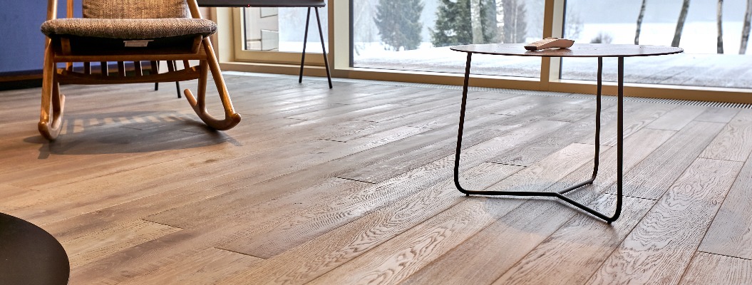 Nahaufnahme von Naturholzparkett im Wohnzimmer auf dem Land