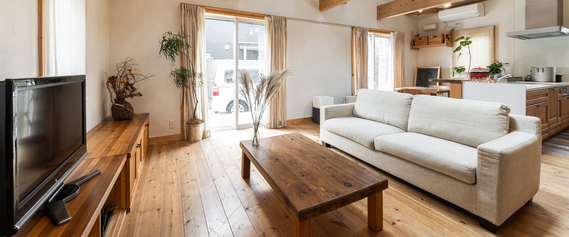 Wohnzimmer in einem Haus mit beeindruckendem Holz und Oberlichtern