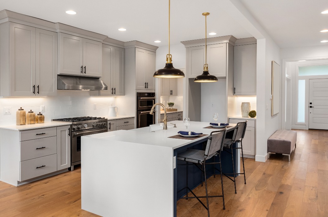 Wunderschöne Küche im neuen Luxushaus mit Wasserfallinsel, Quar