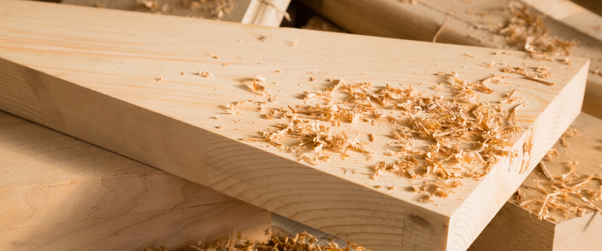 Holzstöcke liegen auf einer Werkbank in der Schreinerei