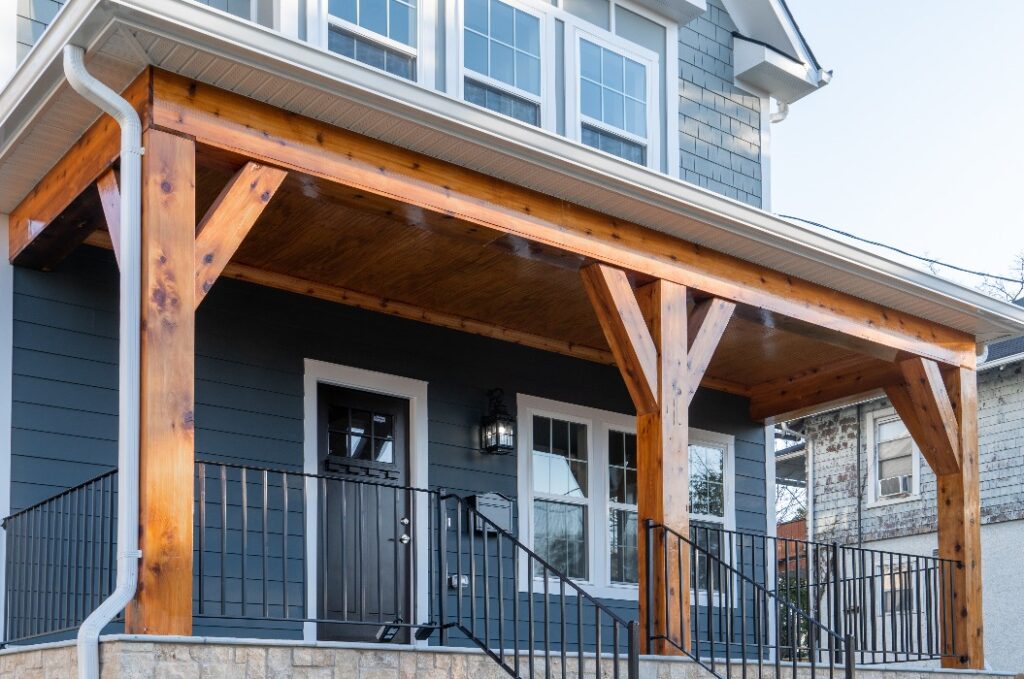 Neu restauriertes Einfamilienhaus mit schöner überdachter Veranda, die von Zedernholzbalken gestützt wird. Schwarzes Metallgeländer mit Balustern