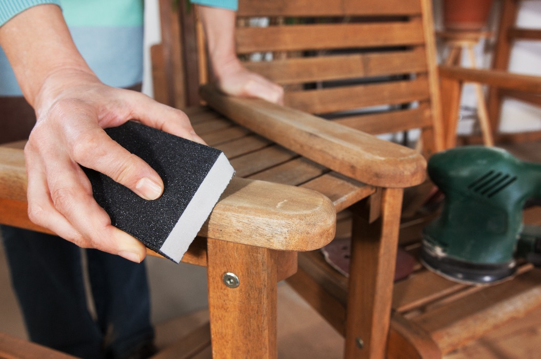 Schleifen und Streichen einer Außenbank