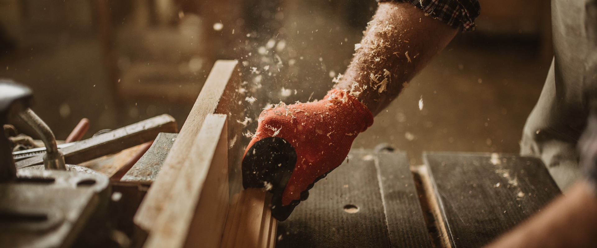 Schreiner arbeitet mit manuellen und elektrischen Geräten
