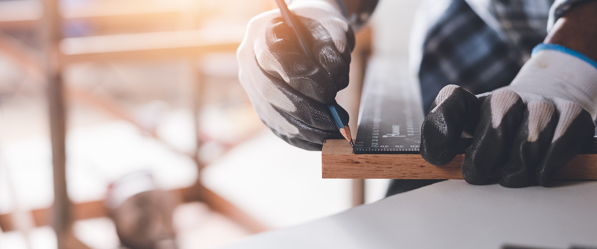 Selbstbewusster Holzarbeiter-Experte. Junger Mann bei der Arbeit in einer Fabrik. Skil